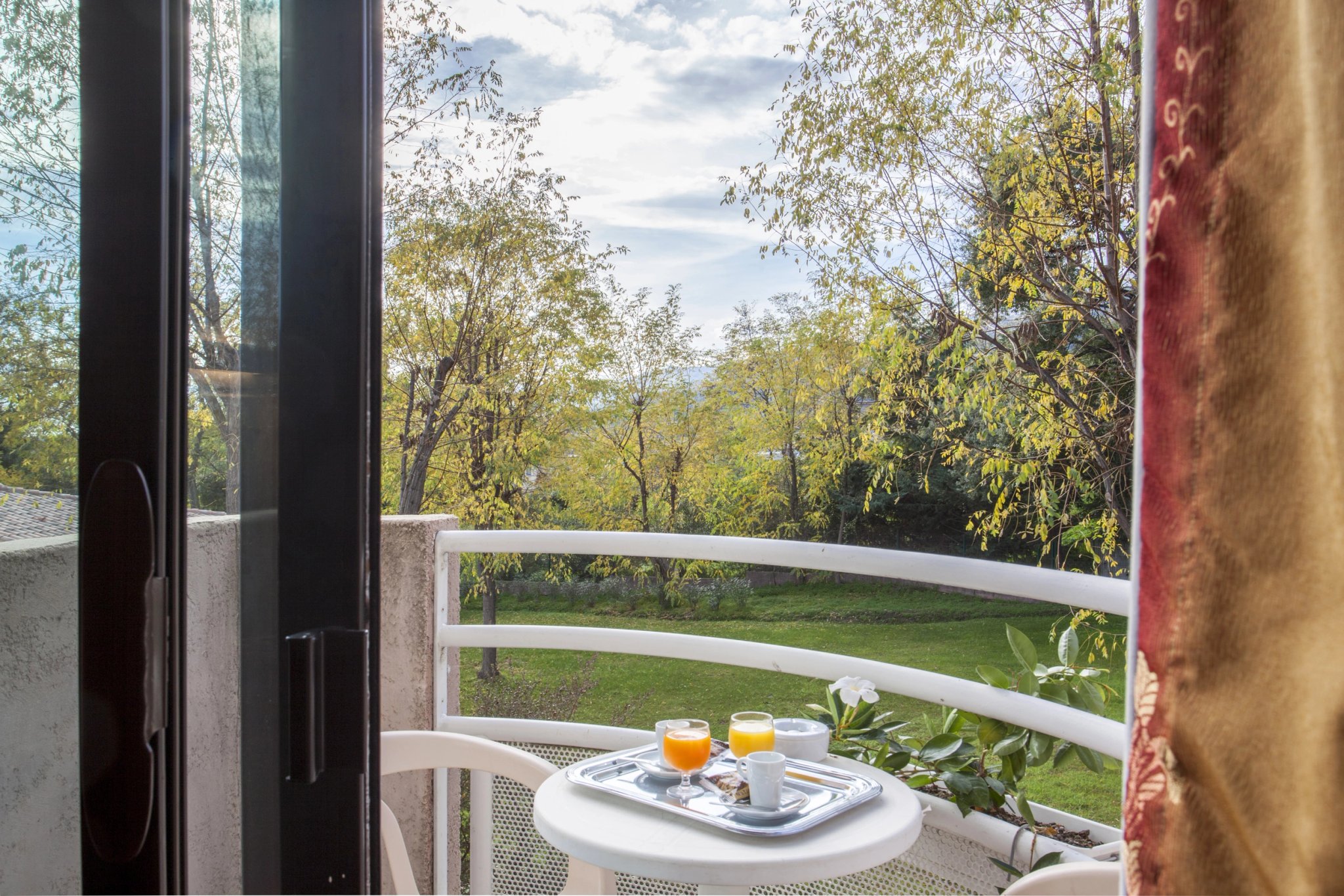 Balcon de la chambre standard de l’hôtel 3 étoiles à Lucciana