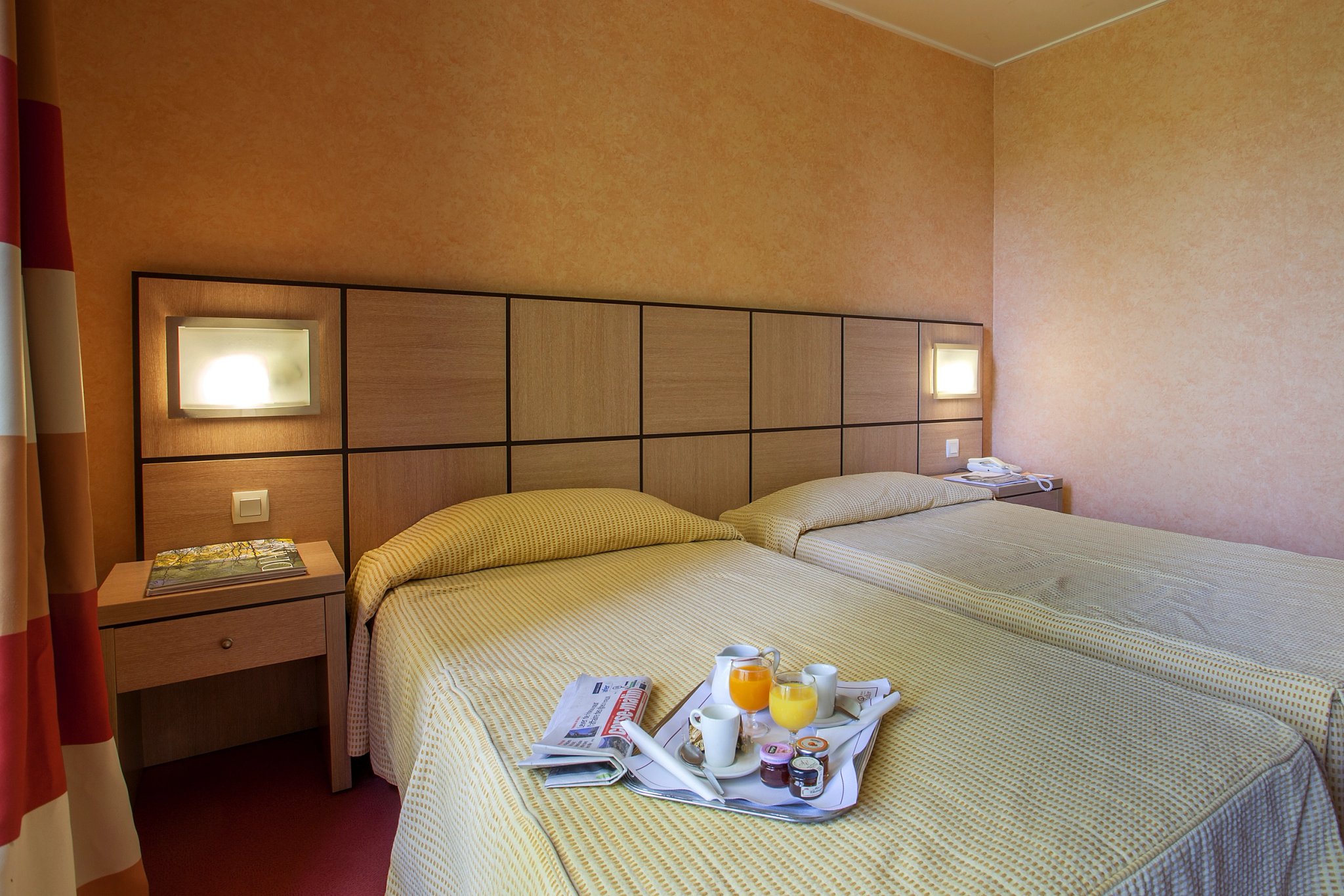Espace nuit de la chambre standard de l’hôtel 3 étoiles à Lucciana