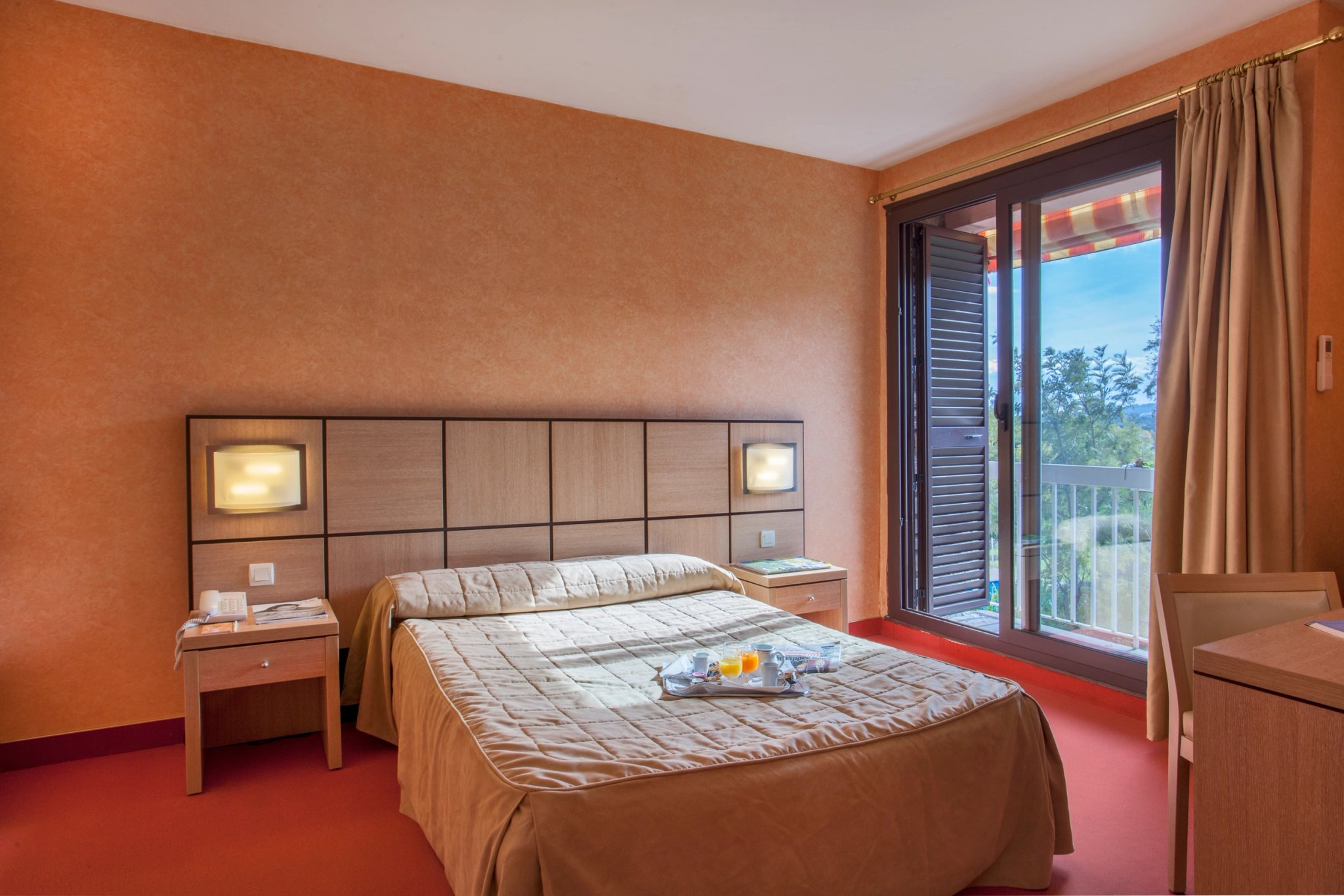 Vue intérieure de la chambre standard de l’hôtel 3 étoiles à Lucciana