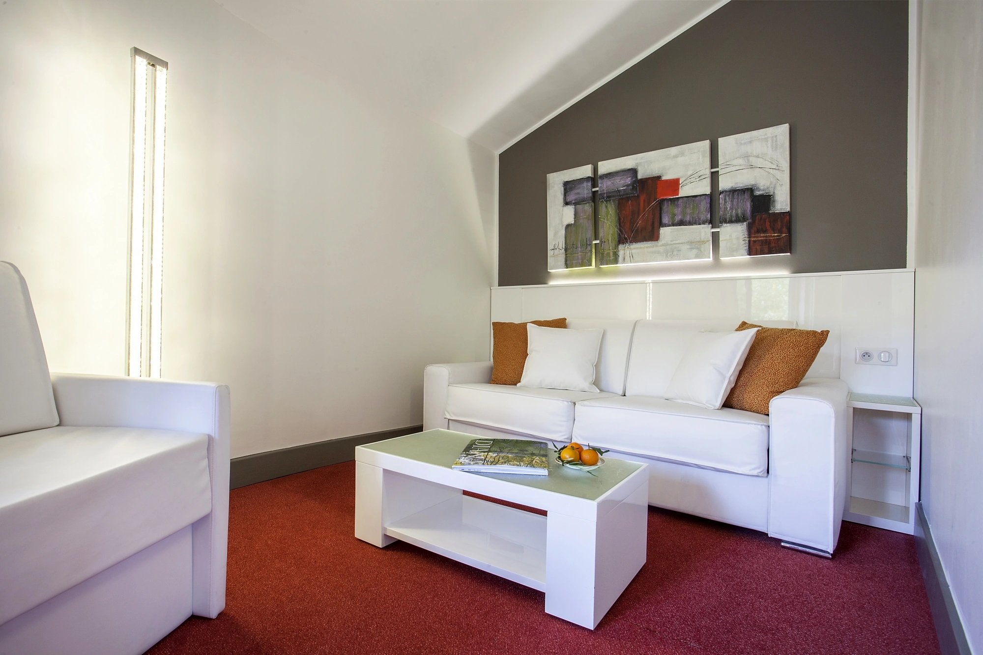 Espace salon de la suite de luxe de l’hôtel 3 étoiles à Lucciana