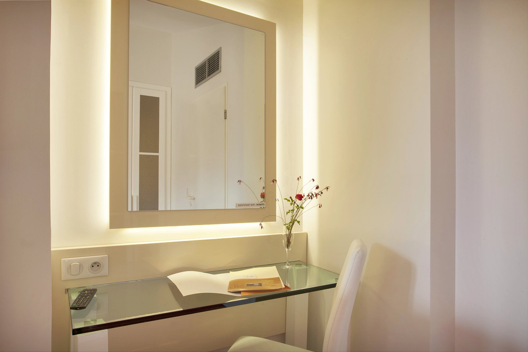 Espace bureau de la suite de luxe de l’hôtel 3 étoiles à Lucciana