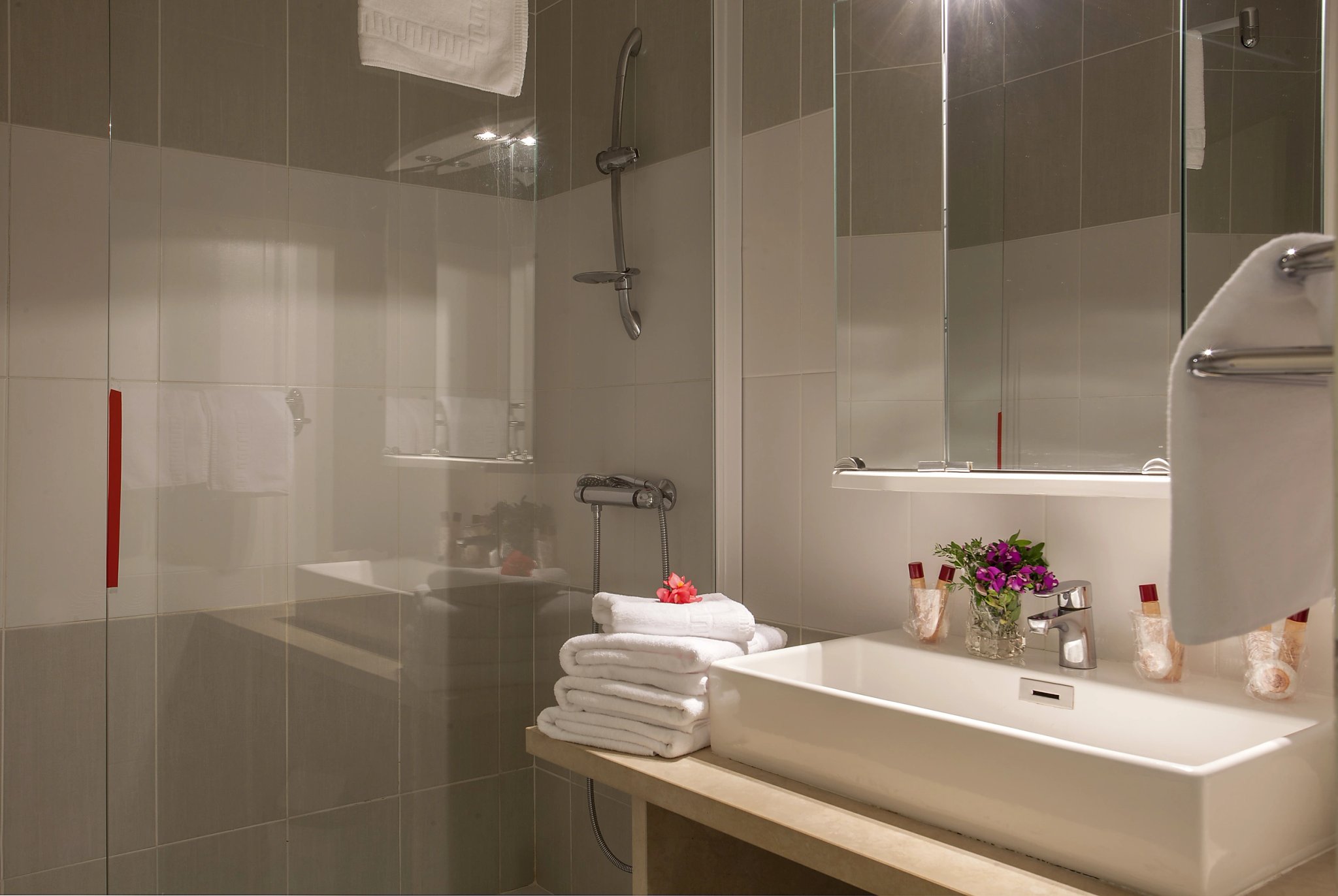 Salle de bain de la chambre standard de l’hôtel 3 étoiles à Lucciana