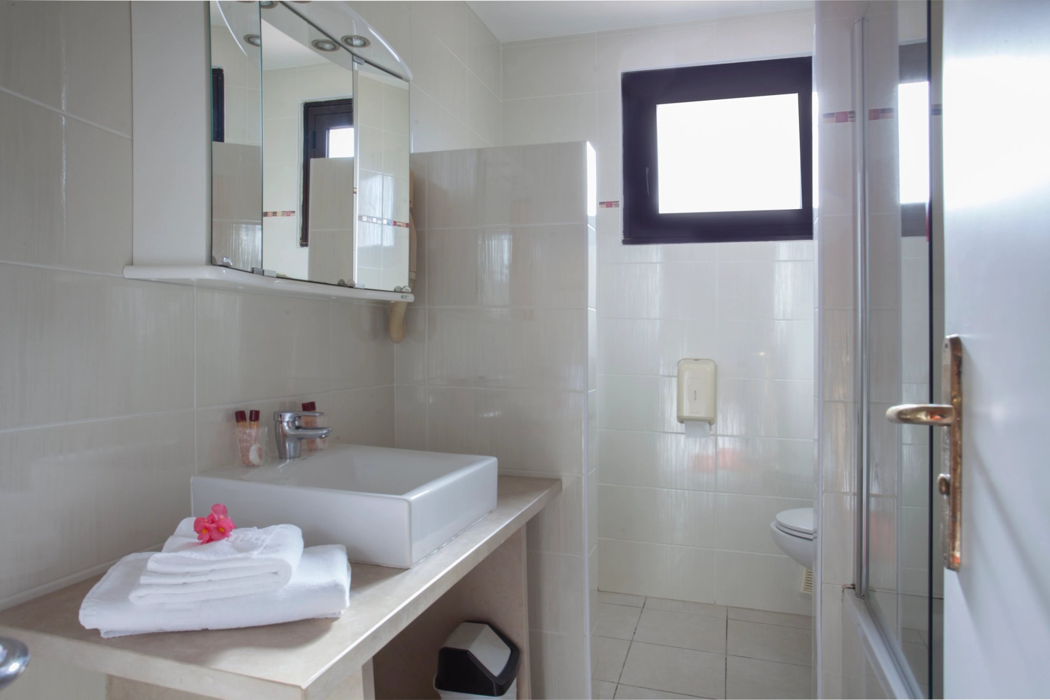 Salle de bain de la chambre standard de l’hôtel 3 étoiles à Lucciana