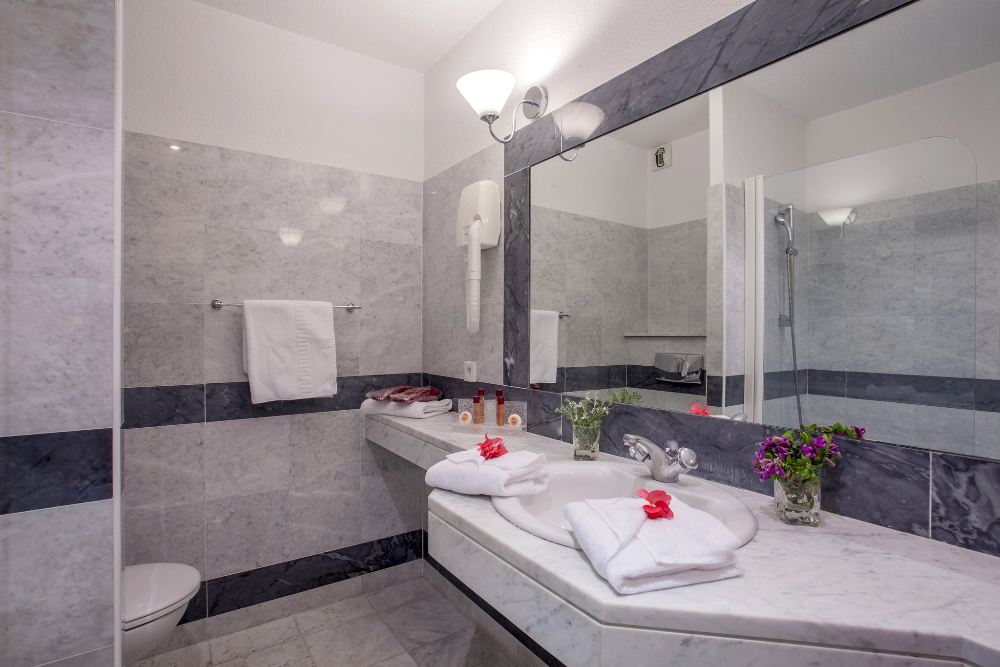 Salle de bain de la chambre de l’hôtel 3 étoiles à Lucciana